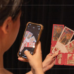 『百廟門企劃』第一件修復(fù)作品–臺(tái)南府城六合境馬公廟，為潘麗水大師在1970年所作，由新業(yè)設(shè)計(jì)成抽獎(jiǎng)小卡，作為講座的亮點(diǎn)紀(jì)念。