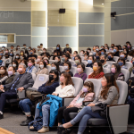 偌大的會(huì)場(chǎng)，早已座無(wú)虛席，眾人引頸期盼等待著講師的精采演說(shuō)。