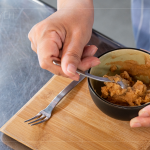 細(xì)緻綿密的麵茶，加入熱騰騰的開水，順時針的輕輕攪動，瞬間香味四溢，咀嚼難以忘卻的鹹香滋味。