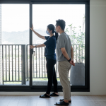 驗屋路上新業(yè)一直都在，客服同仁全程陪同，解答疑慮，品質(zhì)把關(guān)是我們的職責(zé)。