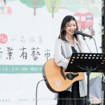 街頭藝人溫柔的樂音與清新的嗓音，蔓延至市集的每一處角落。