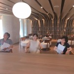 松鼠調(diào)皮地把書藏在「樹幹上」及「樹洞裡」！神奇的空間、不平凡的書架設(shè)計(jì)，從直線向上延伸至天花板曲面的翻轉(zhuǎn)變化，讓冰冷建築頓時(shí)有了藝術(shù)的溫度！