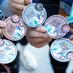 賽後同仁一一亮出閃亮的路跑獎(jiǎng)牌，完成目標(biāo)後的感動(dòng)不言而喻。