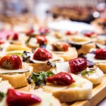 乳酪切片佐以甜椒與鮮蔬作為點(diǎn)綴，搭配長(zhǎng)棍麵包品嚐，甜椒清甜與乳酪滑嫩在口中融化，從視覺與口感上更帶來(lái)不同層次感。