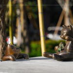 社區(qū)一隅的貓咪藝術(shù)駐景，自在隨性的特質(zhì)，跨界的開放態(tài)度，是金工藝術(shù)家-曾永玲老師呈現(xiàn)作品的方式。