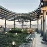 屋頂以獨特環(huán)樑包板的圓弧造型呈現(xiàn)，在夜晚的燈光計畫下，為臺中東區(qū)城市天際線帶來一大亮點。