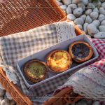 致上臺中在地品牌 ?？死蛩顾?作為伴手禮，62%松露黑巧克力、甜膩焦糖搭配清新海鹽、金萱茶佐南莊手作桂花釀，與家人分享這份純樸心意。