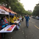 有熟悉的笑容與身影跑進了新業(yè)團隊的鏡頭裡，原來是新業(yè)建設穆椿松名譽董事長（右一）也到場為跑者加油！也讓現(xiàn)場加油團隊士氣大振！