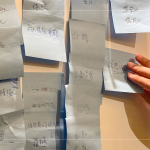 透過課間互動(dòng)，與各部門主管探討『新業(yè)員工應(yīng)具備的能力或條件』，『主動(dòng)、積極、樂觀』的理念，時(shí)常深刻烙印在每位新業(yè)夥伴心中。