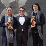 臺中市政府都市發(fā)展局局長黃文彬（中）與新業(yè)建設(shè)董事長卓勝?。ㄗ螅?、居研所林宜鋒建築師（右）一同合影留念，感謝政府對新業(yè)及居研所團隊理念及成果的高度認同，並以建築空間類大獎(Architectural Space Award)傑出獎(Outstanding Award)代表。