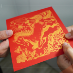 致贈(zèng)版畫(huà)藝術(shù)家設(shè)計(jì)馬年方斗春聯(lián)，『駿馬飛越．馬到成功』，象徵希望穩(wěn)固、納福迎祥、萬(wàn)壽無(wú)疆，將這份祝福與溫暖延續(xù)下去。