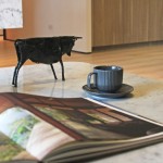 我們的人生已送走且迎來(lái)許多春夏秋冬，就像我們生活有沉寂也有活躍的時(shí)刻，此刻細(xì)細(xì)回味，過(guò)往的故事就如同翻開(kāi)的頁(yè)扉，一一浮現(xiàn)並鮮明著。