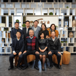 大雅廚具 楊素真董娘(右二) 特別現(xiàn)身並熱請款待與 新業(yè)建設創(chuàng)辦人 穆椿松先生 (左二)及部門主管一同合影。