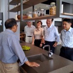 新業(yè)建設(shè)卓勝隆董事長（左）偕同簡福榮總經(jīng)理（右二）及邱正光副總經(jīng)理（右一），與團隊成員以「使用效益最大化、備餐步調(diào)多樣化」的角度，討論適合配搭的中島提案，讓掌廚時刻更加游刃有餘。