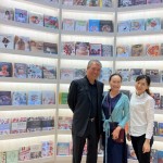 新業(yè)建設名譽董事長穆椿松先生與穆太太、益品書屋館長合影。