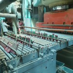 磁磚經(jīng)過壓模削邊的程序後，最後需品管人員以小工具逐一擊打的方式，確認(rèn)有無瑕疵品在其中，即使瑕不掩瑜，也依然難逃有如般鷹眼般的專業(yè)判斷。