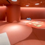 兒童遊戲室天花板的圓孔透下一個(gè)又一個(gè)的光圈交織，明亮之下更顯繽紛。為了視覺巧思，新業(yè)在天花板也加入珪藻土塗料，防潮瞬乾的特性，讓好動(dòng)、頻頻出汗的孩童們享有暢快呼吸的遊玩空間。－【新業(yè)觀峰】。