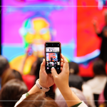 旅英原住民藝術(shù)家—優(yōu)席夫，以自身的旅遊經(jīng)驗，分享給新業(yè)住戶們，以風(fēng)趣又知性的角度，探討在地的文化藝術(shù)。