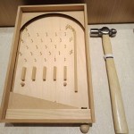 除了室外充滿文藝與悠閒氣息的市集，【新業(yè)宜家】內也舉辦「親子手作彈珠臺活動」，讓親子同樂互動。不僅能從中體驗到手作樂趣，也能培養(yǎng)孩子的耐心，並從手邊的材料開始，循著邏輯逐步掌握一項物品組裝的原理。