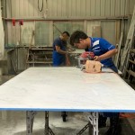 現(xiàn)場師傅熟練地操作拋光機(jī)搭配肉眼觀察，就像作畫一樣揮灑。只是打磨拋光屬於「減法的藝術(shù)」，卸除表面凹凸不平且粗糙的表面，不求快但求仔仔細(xì)細(xì)，達(dá)到光滑晶透如鏡面的效果。