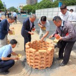 新業(yè)建設(shè) 穆椿松名譽(yù)董事長（左三）偕同卓勝隆董事長(左二)、邱正光副總經(jīng)理(左一)帶著虔念，期盼【築願(yuàn)景】工程平安順利。