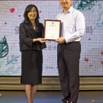 一路以來(lái)，有一群人默默的付出，正在做著一件極具意義的事，需要更多人去支持，新業(yè)也一同加入此行，讓愛(ài)及時(shí)!圖為「臺(tái)中張老師中心」主任委員張麗莉（圖左）向新業(yè)建設(shè)楊世偉經(jīng)理（圖右）致贈(zèng)感謝狀。