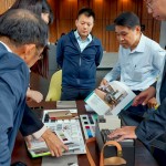 不同的顏色、材質、功能性質甚至觸感等，排列組合甚至有上千種組合，需要職人根據(jù)多年經(jīng)驗，仔細推敲琢磨並判斷。（圖左一為卓勝隆董事長，圖右二為邱正光副總經(jīng)理）