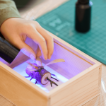 拋下常見的粘著劑，利用最安全的且保持素材原貌的UV光膠進行，搭配紫外光手電筒，讓作品快速接著又兼具美觀。