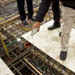 良辰吉時(shí)，澆下米酒象徵向天地敬酒，感謝工程順利。