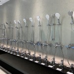 手持式蓮蓬頭與單槍式水龍頭排列展示。新業(yè)職人團(tuán)隊(duì)了解每人偏好的水壓力道不同，享受療癒自我的SPA時(shí)光，因此對(duì)蓮蓬頭的選擇也格外謹(jǐn)慎周全。