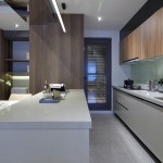 巧思哲學(xué)的私廚空間，不論視覺上或?qū)嵱眯远际鞘孢m的生活享受，易清潔不卡垢的檯面材質(zhì)，大手拉小手一抹即淨(jìng)，配置「不斷電系統(tǒng)」，在停電時(shí)，冰箱中的食物也持續(xù)保鮮。