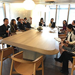 相聚時(shí)光，愜意坐在二樓圖書會(huì)議室暢所欲言。