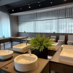 形形色色的典雅款式，透過水柱的流動(dòng)，從洗手、洗臉又不輕意濺濕石材檯面，開啟美好的一天。