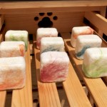 與其他手工皂一樣，最後都需要經(jīng)過晾曬才能開始包裝，經(jīng)過太陽的撫觸，羊毛皂也多了一分溫柔。