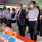 新業(yè)建設(shè) 穆椿松名譽(yù)董事長(zhǎng)(右三)、卓勝隆董事長(zhǎng)(右四)，帶領(lǐng)著各部門職人團(tuán)隊(duì)，一同焚香祝禱，眾人一心，虔誠祈禱，繫起天地與人之間的溝通。