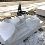 作品完成前，藝術家一敲一鑿的雕刻出一絲一絲的紋路，雖成品讓人滿意，但在打造的過程帶來的感動也毫不遜色。