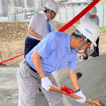 新業(yè)建設(shè)-董事長 卓勝隆(中)，以金鏟鏟起沙堆，象徵整個(gè)工程的開端與順?biāo)?，為往後的臺(tái)中14期築下最宜居的家園。