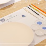 各式畫筆的運用大不同，先以『鉛筆』初步草稿，再以『描邊筆』描繪鉛筆的筆跡，『毛筆』沾滿藍彩，揮灑在潤白的瓷盤上，多樣層次、繆思變化。