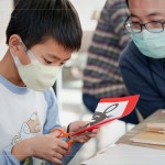 在剪紙練習(xí)，孩子不僅能體驗(yàn)傳統(tǒng)技藝，從中還可以獲得數(shù)學(xué)幾何、對(duì)稱的概念，
以及手部肌肉的訓(xùn)練。