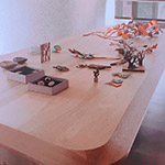 各樣金工作品輕輕放在木桌上