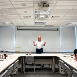 新業(yè)建設(shè)大家長－穆椿松創(chuàng)辦人（圖中）藉由小故事帶出新業(yè)理念，以「主動、積極、樂觀」的態(tài)度去面對問題，方方面面不妥協(xié)的堅持，分享其中的經(jīng)營哲學(xué)。