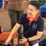 新業(yè)建設(shè) 邱正光 副總經(jīng)理 帶領(lǐng)新業(yè)職人們一同參與原生苗木培育-換盆作業(yè)，以實(shí)際行動(dòng)公益，喚起同仁們對(duì)臺(tái)灣山林的關(guān)注。