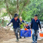 新業(yè)同仁們分工將所需要的工具、水、小樹苗等，步行約400公尺，抵達(dá)本次防火林帶建置的位置。