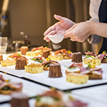 灑落雪般的糖粉，一場場精心的味覺饗宴即將上演！