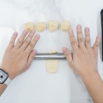 初體驗包月餅的新業(yè)同仁，一步步跟著講師的詳細(xì)教學(xué)，從秤重、桿捲、包覆、裝飾，到送入烤箱。 