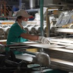 窯場(chǎng)師傅細(xì)心的檢驗(yàn)每一片磁磚，不斷的反覆確認(rèn)，感受每一分的精準(zhǔn)細(xì)節(jié)。