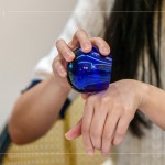 將油品盛裝在專業(yè)品油杯中，不只透過嗅覺、味覺，更透過將油倒在皮膚上的觸感，直接的感受天然橄欖油的滲透變化。