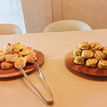 佐羅勒、蒜泥及鮮榨橄欖油製成的鹹司康別有一番風(fēng)味。