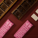 祭拜天公的標(biāo)準(zhǔn)貢品_餞龕糕，歷經(jīng)幾個世代個中滋味依然令人驚艷，仿舊感的包裝印刷，增添了懷舊感，更是拜拜後的嘴甜記憶。(圖片轉(zhuǎn)自：林金生香 百年糕餅店)