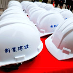 戴上工程帽如同披上鎧甲，每一步築跡都能走得踏實而穩(wěn)健，成為頭頂之上無聲的守護者。